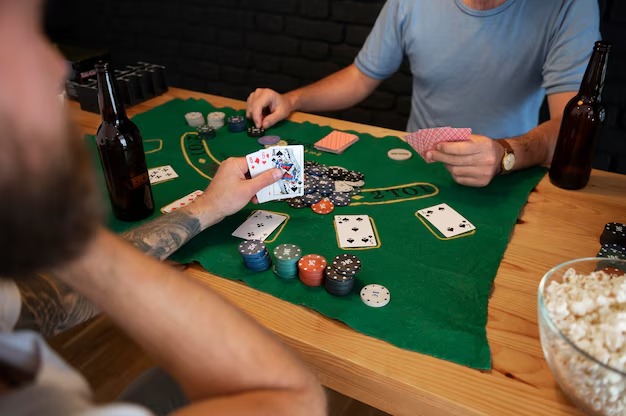 Live dealer spinning roulette wheel at erek 45 studio